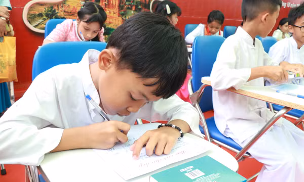 Giữ hồn chữ viết Chăm, lan tỏa giá trị văn hóa truyền thống