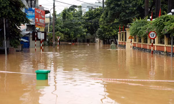 Mực nước tại thượng lưu vẫn ở mức cao, Tuyên Quang chủ động ứng phó, bảo đảm an toàn cho người dân