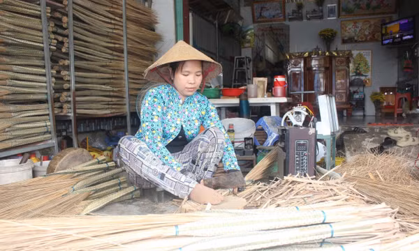 Làng nghề bó chổi cọng dừa góp phần giảm nghèo ở nông thôn