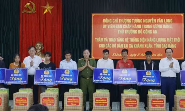 Trao tặng hệ thống đèn năng lượng mặt trời cho nhân dân biên giới