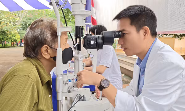 Khám mắt và cấp phát thuốc miễn phí cho người dân vùng biên