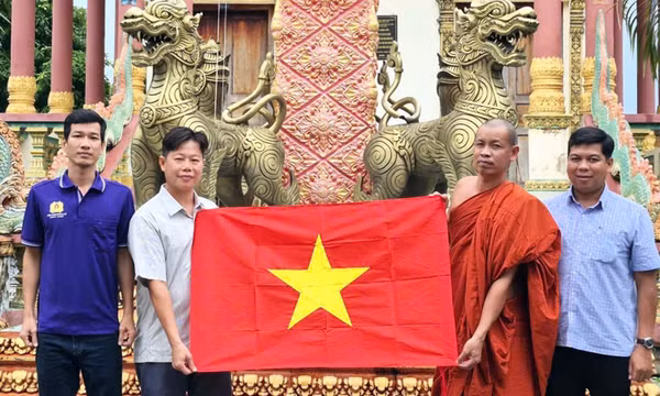 Sắc đỏ Quốc kỳ lan tỏa tinh thần tự hào dân tộc trong ngày Tết Độc lập