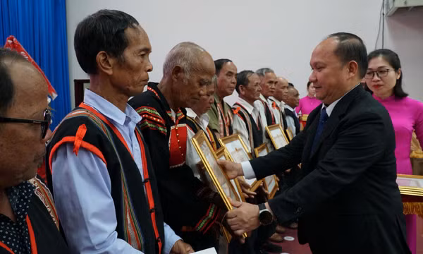 Tôn vinh người có uy tín, củng cố “thế trận lòng dân”
