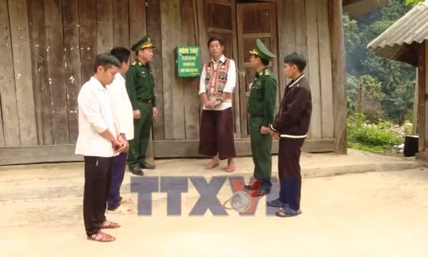 Bộ đội Biên phòng học tiếng nói, phong tục của đồng bào