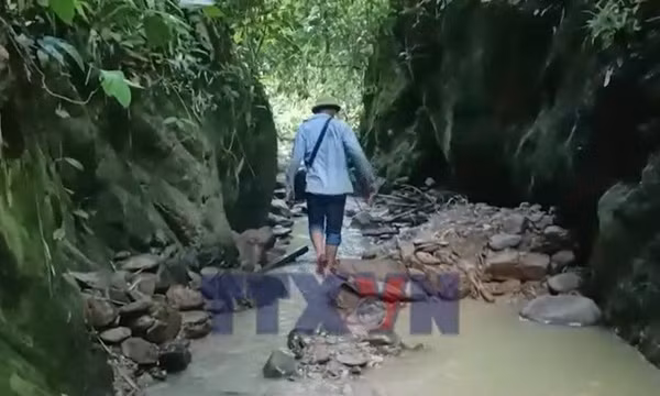 Xử phạt 2 nhóm đào đãi, khai thác khoáng sản trái phép ở rừng phòng hộ