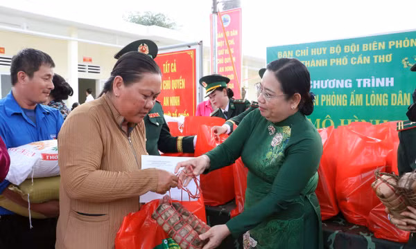 Xuân Biên phòng thiết thực hỗ trợ đồng bào vùng biên giới biển