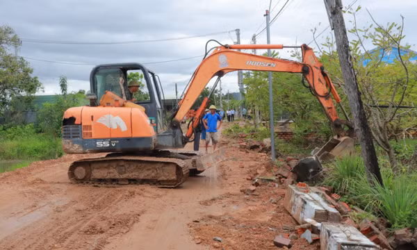 Hiến đất mở đường, tháo gỡ 'điểm nghẽn' hạ tầng ở vùng đồng bào dân tộc thiểu số
