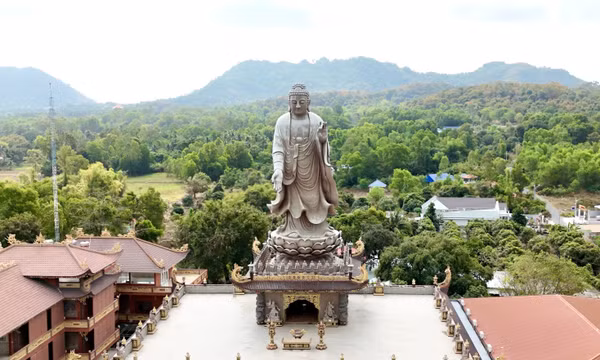 Chiêm ngưỡng tượng Phật A Di Đà cao 24m tại chùa Kim Tiên