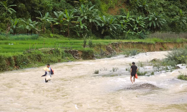 Nghệ An: Nước suối rút chậm, người dân bị 'cô lập kép' ở bản Na Ngân vất vả khi qua suối