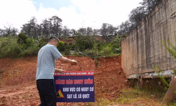 Sạt lở đồi thông uy hiếp khu đô thị dưới chân núi Langbiang Đà Lạt