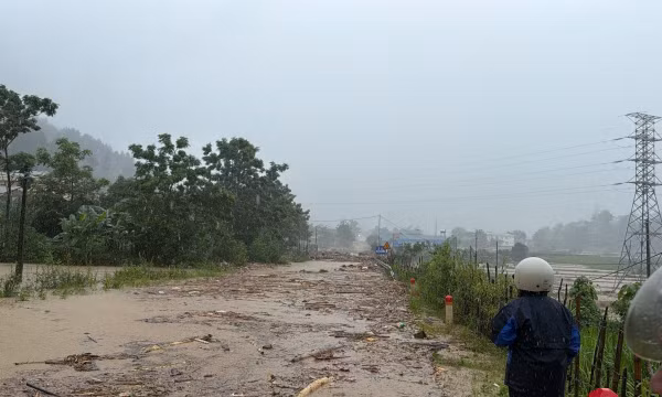 Cứu thành công hai người dân mắc kẹt giữa dòng lũ dữ