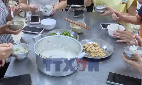 Nồi cháo nghĩa tình tiếp sức thí sinh dân tộc thiểu số xứ Lạng