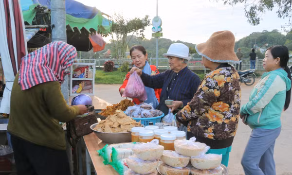 Độc đáo chợ Mây trên 'nóc nhà miền Tây'