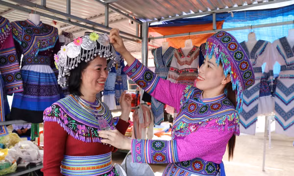 Chợ phiên Đắk R’măng - nơi lưu giữ bản sắc văn hóa đồng bào Mông