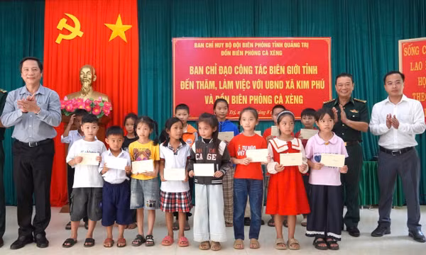 Chăm lo, tiếp sức học sinh khó khăn vùng biên giới tỉnh Quảng Trị