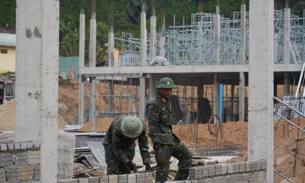 Rộn ràng thi công trường học mới trên đại ngàn Trường Sơn
