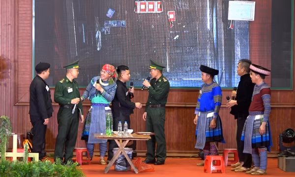 Người dân Y Tý hào hứng học kỹ năng số và pháp luật qua sân khấu hóa