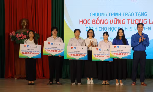 Tuyên dương học sinh, sinh viên đạt nhiều thành tích trong học tập và hoạt động Đoàn