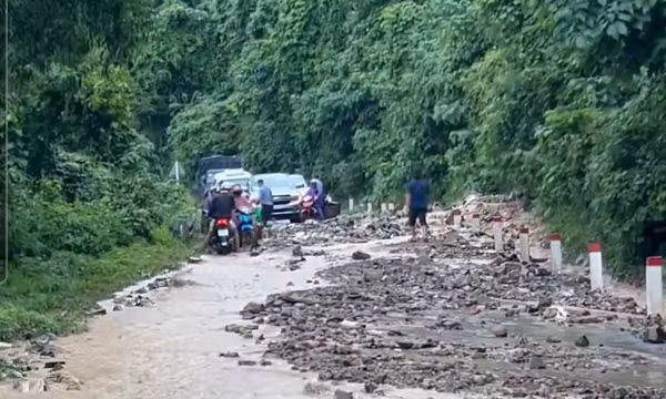Khẩn trương khắc phục sạt lở tuyến Tỉnh lộ 9 lên các xã miền núi Khánh Hòa