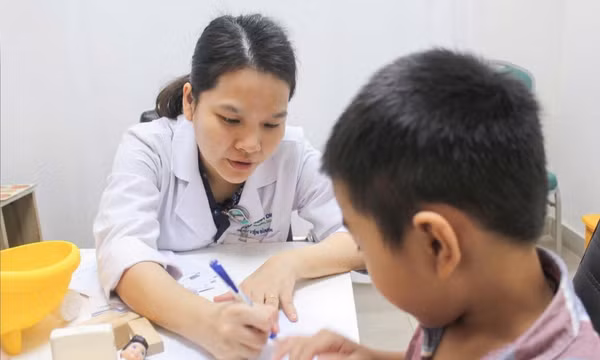 Phụ huynh không nên chủ quan, cần chăm sóc tốt cho trẻ bị bệnh tay chân miệng