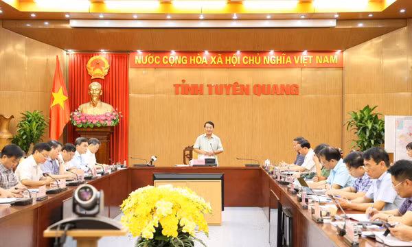 Tuyệt đối không để mất liên lạc với người dân tại các khu vực bị chia cắt, cô lập