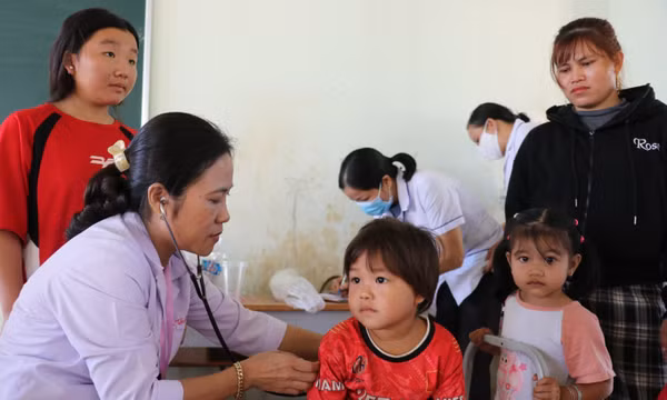 Bác sĩ của đồng bào vùng biên