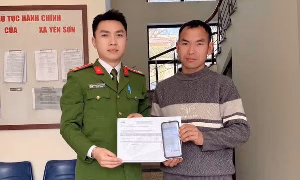 Công an hỗ trợ người dân trả lại tiền người khác chuyển nhầm
