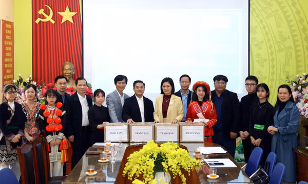 Trao tặng tủ sách tri thức và thư viện cho học sinh vùng cao Tuyên Quang