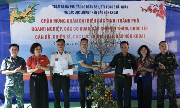 Sắc xuân trên đảo Hòn Khoai