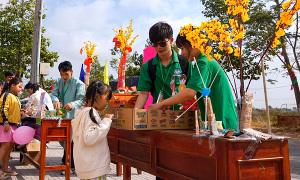 Chăm lo Tết cho trẻ em nghèo vùng biên giới Tây Nam