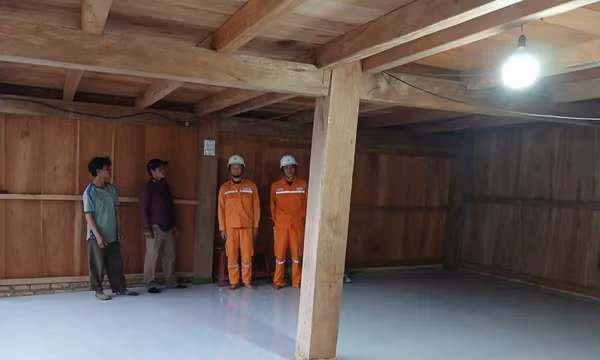 Quảng Ngãi: Lần đầu điện lưới về với Tu Thôn