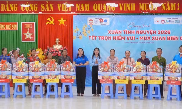 Mang Tết sớm đến với người nghèo vùng biên giới