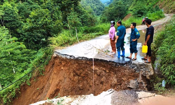 Mưa lớn gây sạt lở, chia cắt giao thông tại xã Lùng Tám (Tuyên Quang)