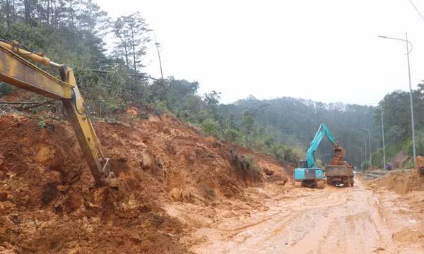 Quảng Ngãi kiểm tra các điểm sạt lở trên tuyến Quốc lộ 24