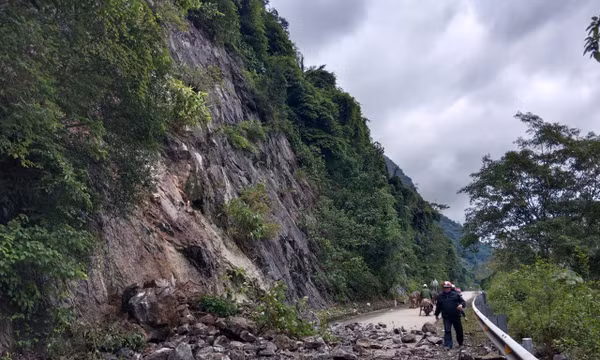 Sạt lở đá trên đường Hồ Chí Minh nhánh Tây