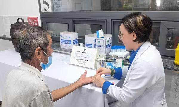 Khám bệnh, phát thuốc miễn phí cho người dân vùng ven biển