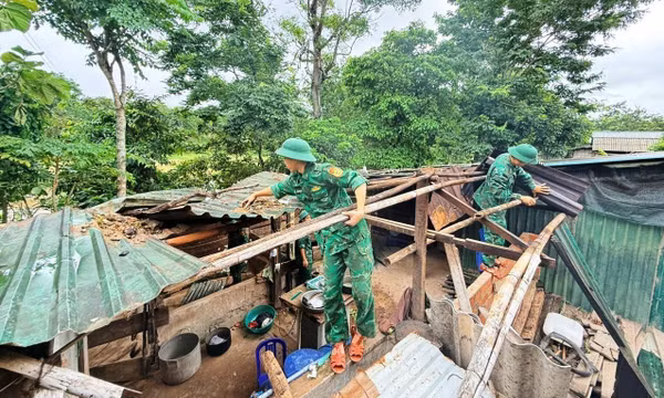 Hỗ trợ người dân khu vực biên giới La Lay khắc phục hậu quả dông lốc