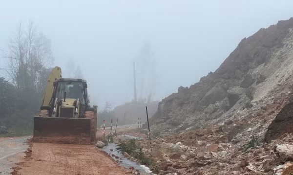 Thông xe đường tránh đèo Văn Rơi, tiếp tục xử lý các điểm sạt lở mới