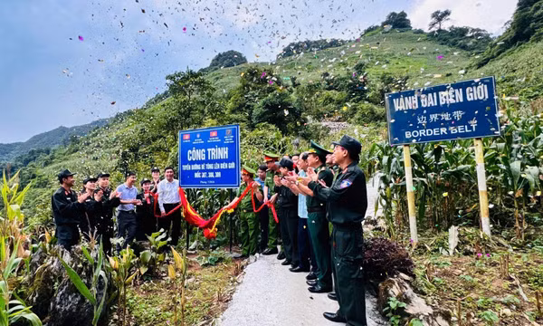 Chung sức xây dựng đường tuần tra biên giới