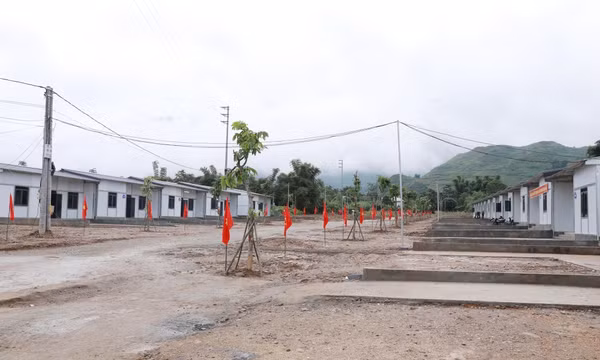 Bàn giao 24 căn nhà tái định cư cho các hộ dân bị lũ quét ở Mường Than