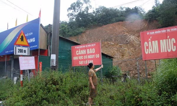 Nghệ An: Di dời khẩn cấp 12 hộ dân ra khỏi vùng nguy hiểm