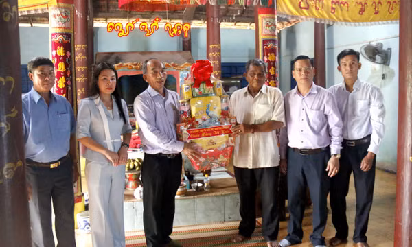 Thăm hỏi, chúc tết Katê đồng bào dân tộc Chăm theo đạo Bàlamôn