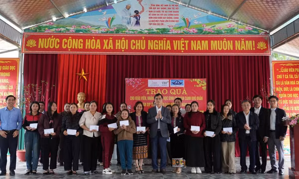 Tết ấm áp cho giáo viên vùng cao