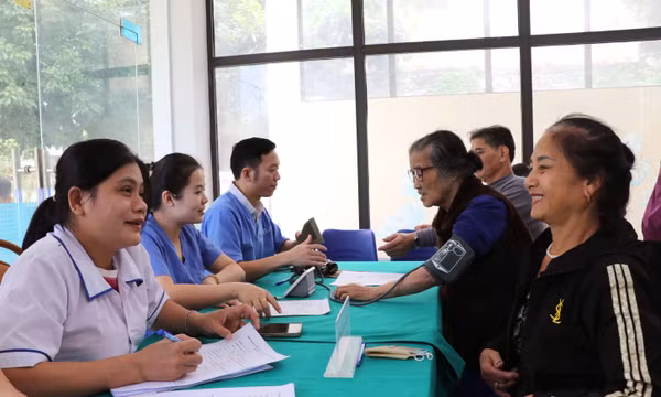 Khám và cấp phát thuốc miễn phí cho người dân sau lũ