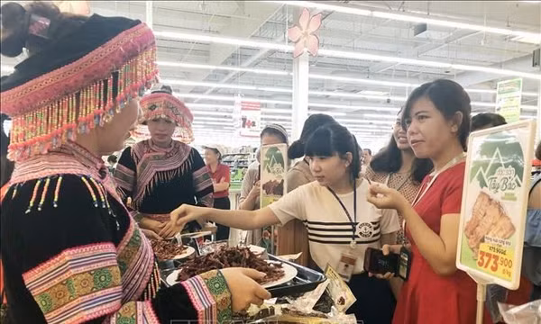 Hoàn thiện cơ chế bảo vệ người tiêu dùng dân tộc thiểu số