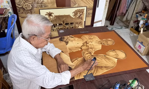 Nghệ nhân hơn 25 năm 'thổi hồn' vào lá thốt nốt