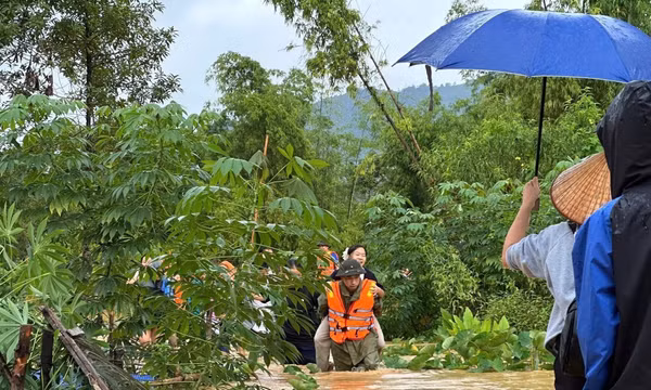 Thái Nguyên: Cứu hộ khẩn cấp 270 học sinh bị mắc kẹt trong trường do mưa lũ