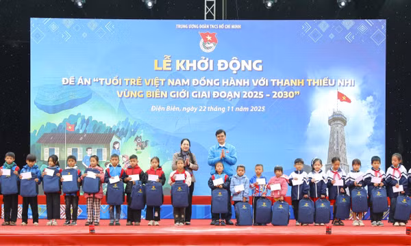 Lễ phát động 'Hành trình đồng hành với học sinh biên giới' tại xã Na Sang, Điện Biên