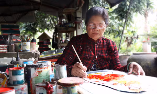 Người phụ nữ Khmer giữ nét vẽ tranh trên kiếng ở xã Thuận Hòa