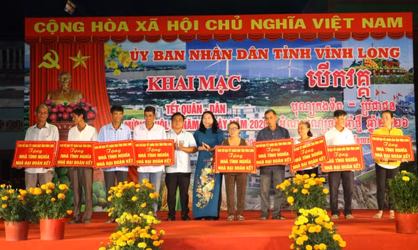 Rộn ràng đêm hội 'Tết quân - dân' và Tết cổ truyền Chôl Chnăm Thmây